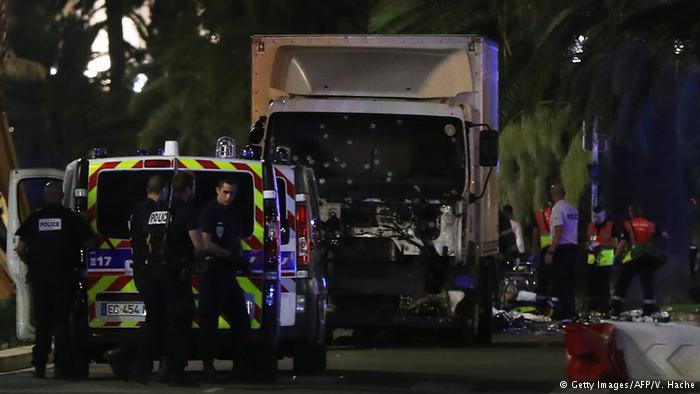  Decenas de muertos en ataque con camión en Niza