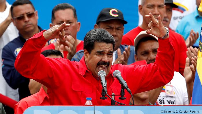  Maduro responde a las sanciones de Estados Unidos diciendo que le enorgullecen