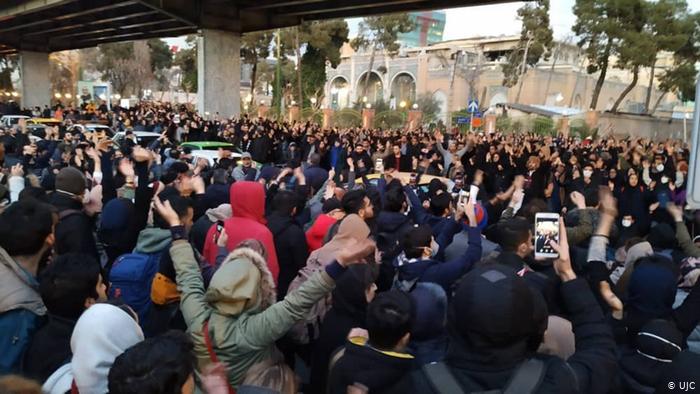  Manifestantes en Teherán piden «Muerte al dictador», en alusión al líder supremo, Alí Jameneí