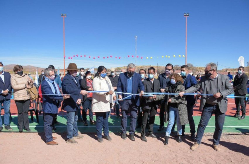  El gobernador inauguró el playón polideportivo con luces LED en Tres Cruces