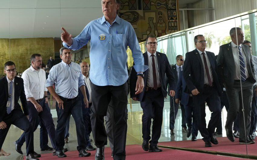  Tensión en Brasil: Bolsonaro espera el escrutinio paralelo de los militares para hablar