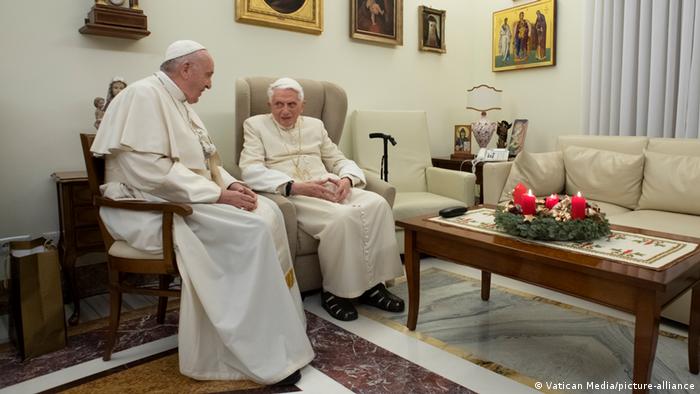  Francisco pide orar por Benedicto XVI, que «está muy enfermo»