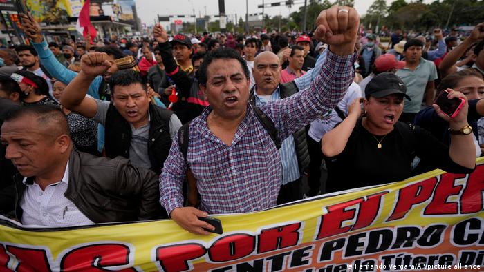  Crece el descontento en Perú mientras sucesora de Castillo negocia nuevo gobierno