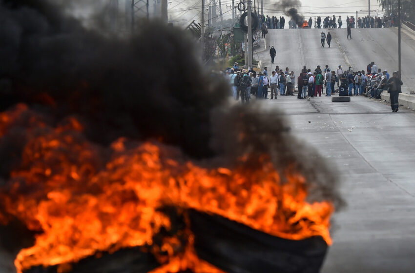  Reportan tres heridos tras la irrupción de 2.000 manifestantes al aeropuerto de Arequipa en Perú