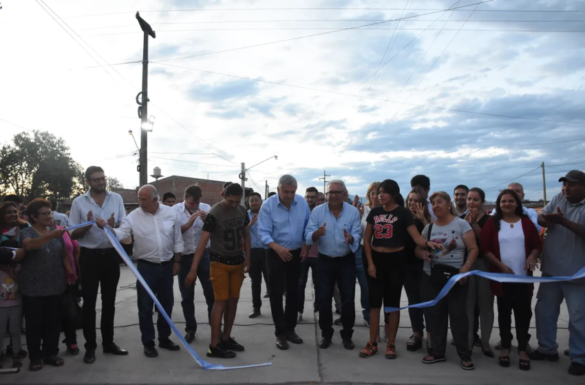  Morales inauguró una obra de pavimentación en San Pedro y entregó subsidios a 46 comparsas de la provincia