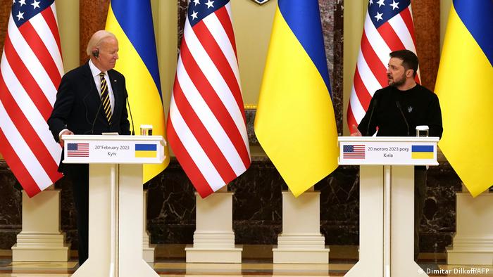  Biden en visita sorpresiva a Kiev anuncia envío de armas a Ucrania