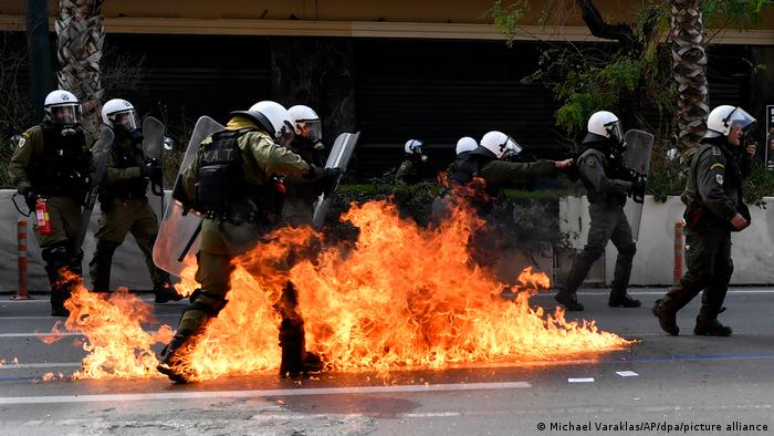  Manifestantes y policía chocan en Grecia en protestas por accidente de tren