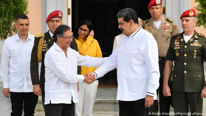  Petro anuncia alianza militar con Venezuela contra ELN