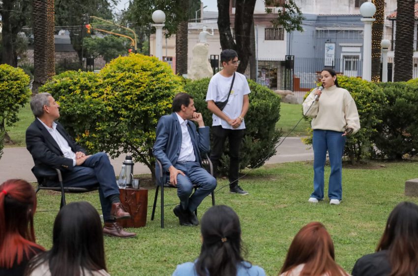  En mateada con estudiantes, Sadir expuso propuesta de Cambia Jujuy