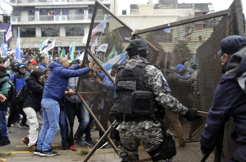  Represión, heridos y cruce de culpas: La violencia en Jujuy enfrenta al Gobierno y la oposición argentina