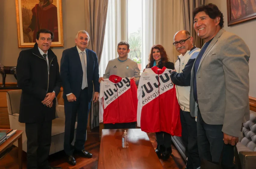  Morales felicitó a Santiago Ferrari, campeón del mundo de trampolín