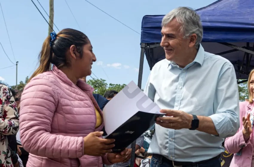  Morales entregó 61 certificados de posesión en el barrio 25 de Mayo de Monterrico