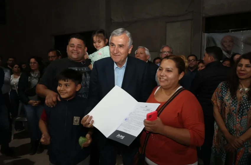  Familias periqueñas agradecen al gobernador Morales por la entrega de Decretos de Adjudicación