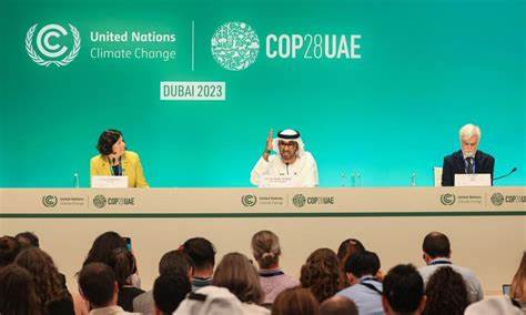  La COP cierra un acuerdo que pide un esfuerzo global para dejar los combustibles fósiles