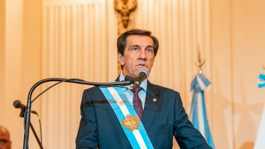  Con anuncios supeditados a las próximas decisiones nacionales asumió Carlos Sadir como gobernador de Jujuy