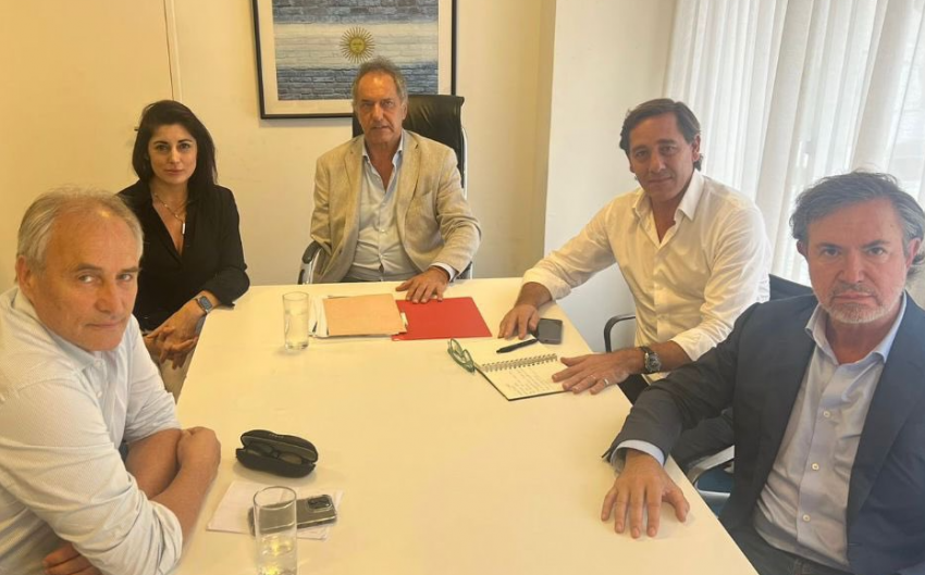  Pese al rechazo de los clubes de fútbol, ahora Scioli se alineó con Macri