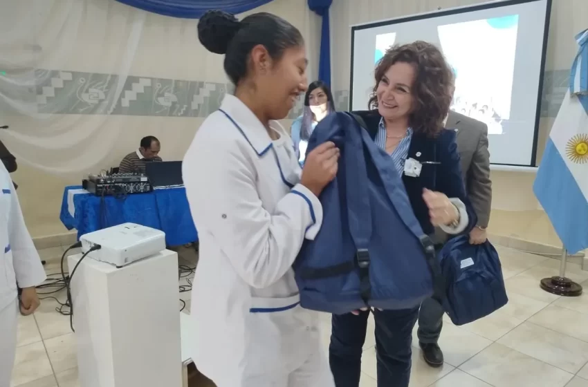  Más de un centenar de estudiantes de Enfermería recibieron mochilas técnicas en el IES N°11