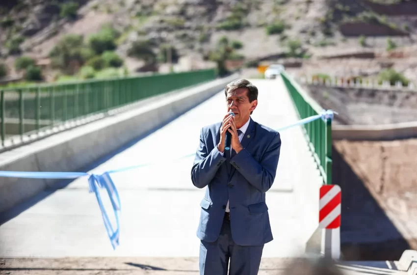  Carlos Sadir inauguró un puente sobre el Río Grande en Purmamarca