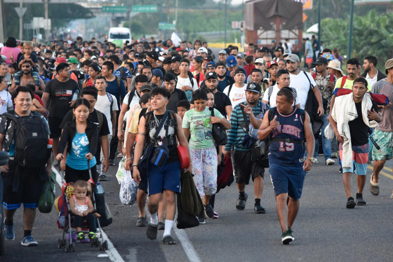 Cientos de migrantes salen del sur de México mientras Trump promete deportaciones si vuelve al poder