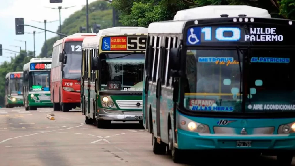 Milei deja de subsidiar 31 líneas de colectivos que circulan por el AMBA