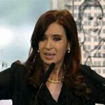 La consultora del oficialismo, señala que la imagen de Milei cayó 7 puntos en un mes