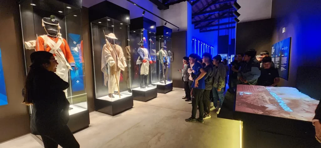 Jóvenes de la Puna y la Quebrada visitaron el Cabildo Histórico