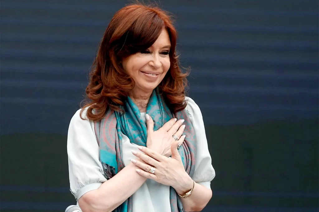 La tibieza del peronismo perpetúa a los fósiles: Cristina se erige como figura única y deja de lado a Kicillof y Quintela