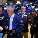 «Bonos y acciones en alza en Wall Street, con caída del riesgo país tras alivio del FMI sobre tasas para Argentina»