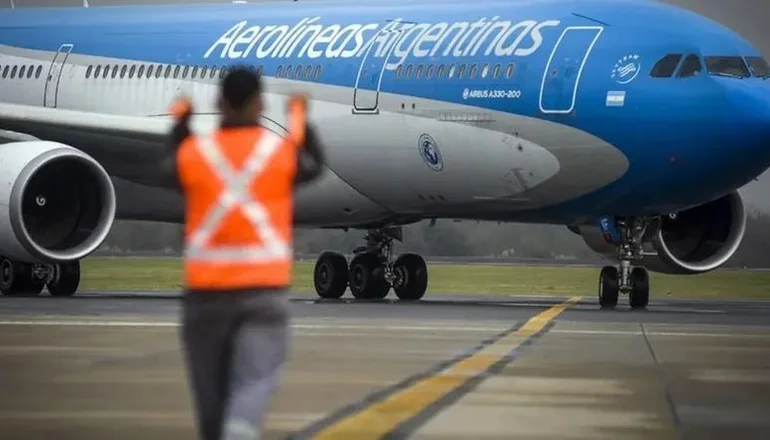 «Kicillof desafía a Milei: ‘Aerolíneas y la Patria no se venden’ y Buenos Aires se planta como comprador»