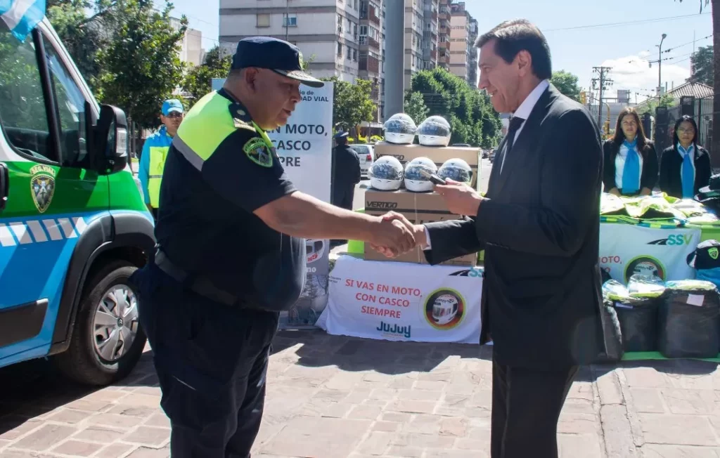 Sadir entregó un vehículo e indumentaria para mejorar la seguridad vial