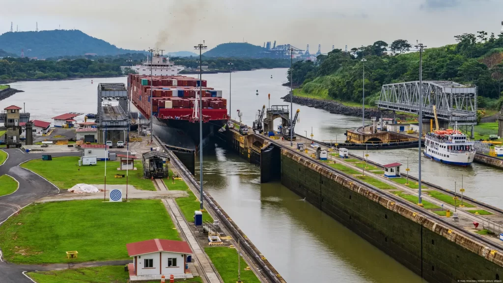 Urgencias Económicas: Trump Busca Recuperar el Canal de Panamá como Estrategia de Dominio Global