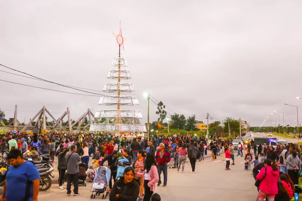 Vecinos de Alto Comedero encendieron un imponente árbol de Navidad