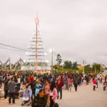 Vecinos de Alto Comedero encendieron un imponente árbol de Navidad