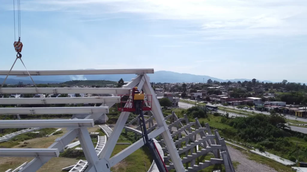 Ciudad Deportiva: minuciosa instalación de vigas para la cubierta del estadio