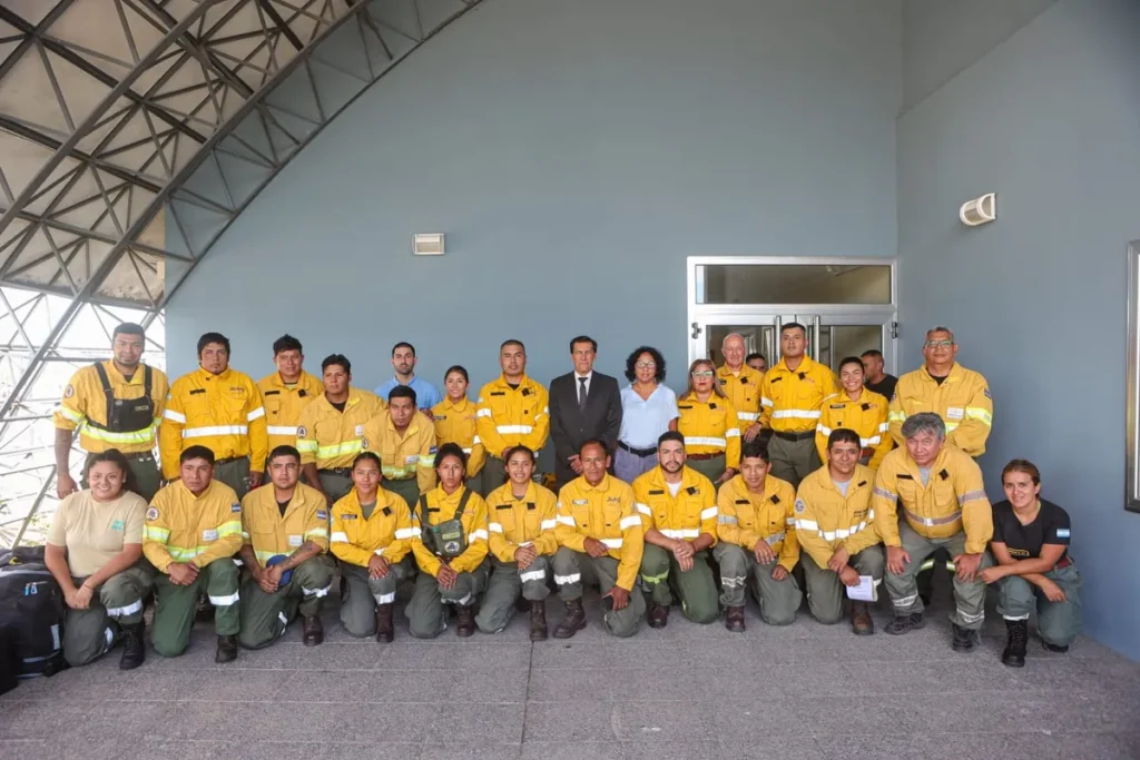 Sadir saludó al segundo grupo de brigadistas que combatirán el fuego en el Parque Nacional Lanín