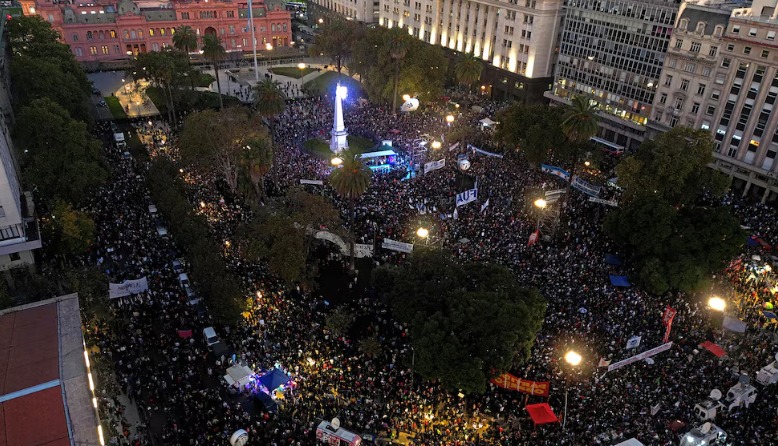 Multitudinaria marcha espontánea hacia la Casa Rosada: la sociedad argentina se une contra la represión policial y el abuso de autoridad