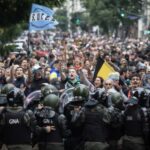 “Groggy y Cómplice: El Peronismo Calla Mientras la Libertad Avanza Aplasta Derechos, Dignidad y Dólares”
