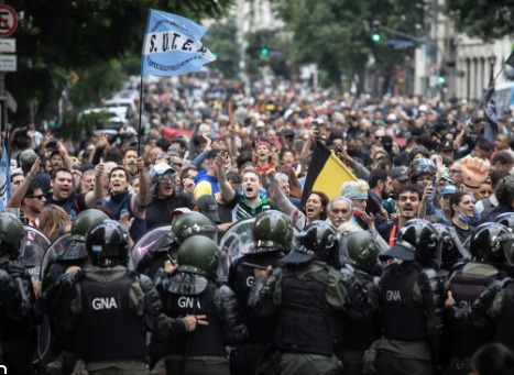 “Groggy y Cómplice: El Peronismo Calla Mientras la Libertad Avanza Aplasta Derechos, Dignidad y Dólares”