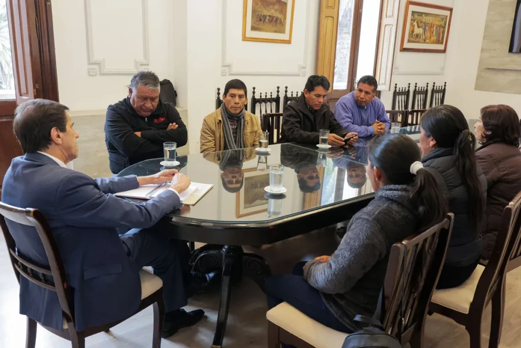 Dialogo con comisionados del Departamento de Valle Grande para evaluar obras