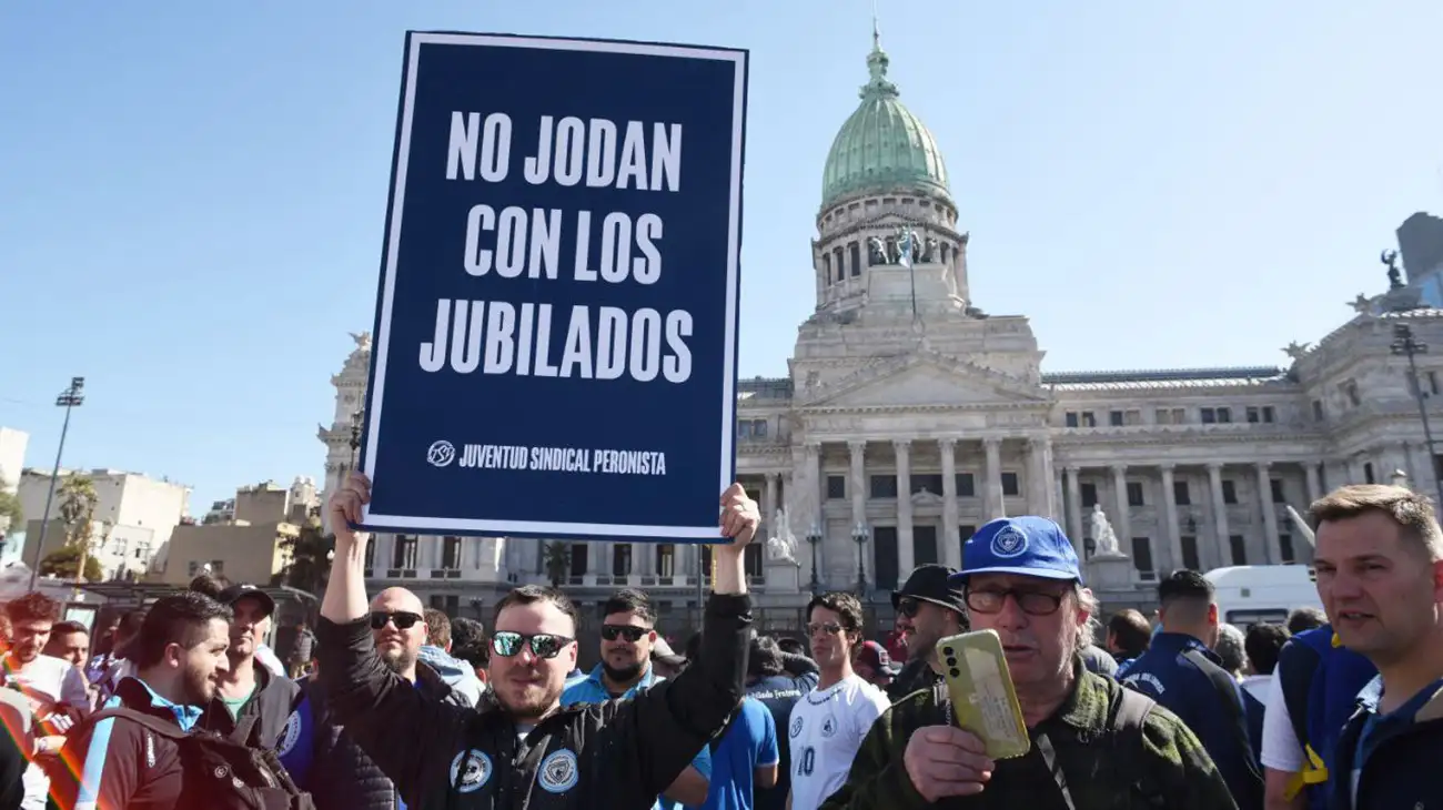jubilados se manifiestan fuera del congreso 1866736