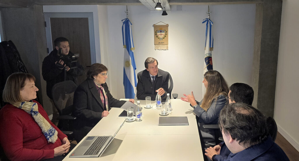 El equipo del Ministerio y representantes de Amazon Web Services expusieron al mandatario los principales logros y desafios de la digitalizacion del Estado jujeno