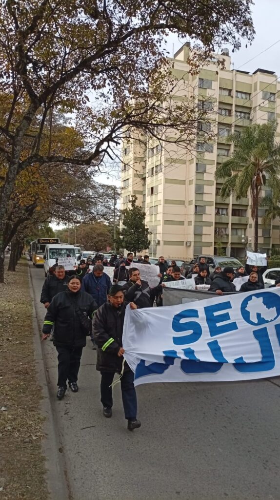Tránsito en pie de lucha: municipales se movilizan a la Legislatura para exigir dignidad laboral y el fin del vaciamiento en San Salvador de Jujuy