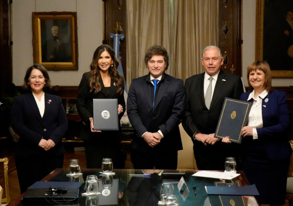 ¿Viajar sin visa? Argentina y EE.UU. dan el primer paso para liberar el pasaporte argentino