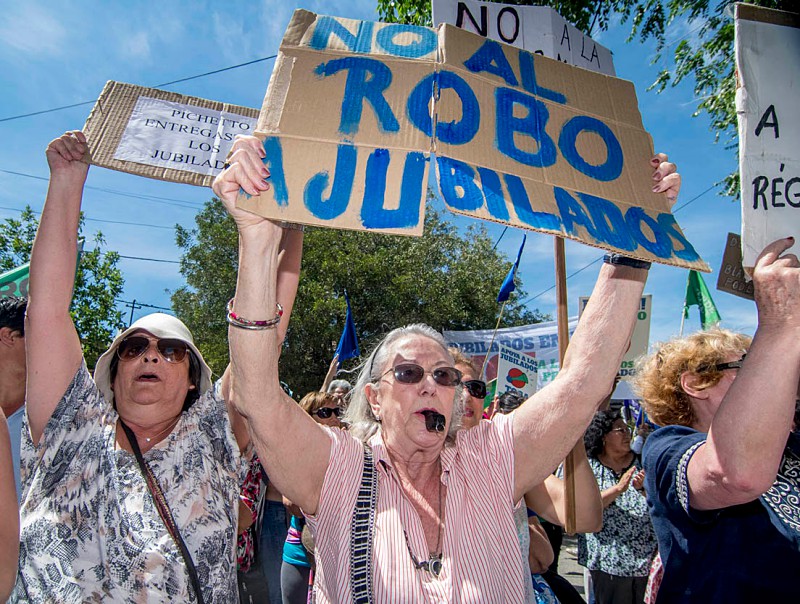 Milei vetó a los jubilados: ahora el Congreso decide si se arrodilla o resiste