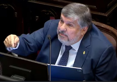 El Senado le dio una paliza política a Milei: la oposición lo arrincona y Mayans lo tilda de “corrupto”