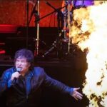 Mientras Caputo mendiga en Washington, Milei arma show: la pirotecnia de un poder sin timón