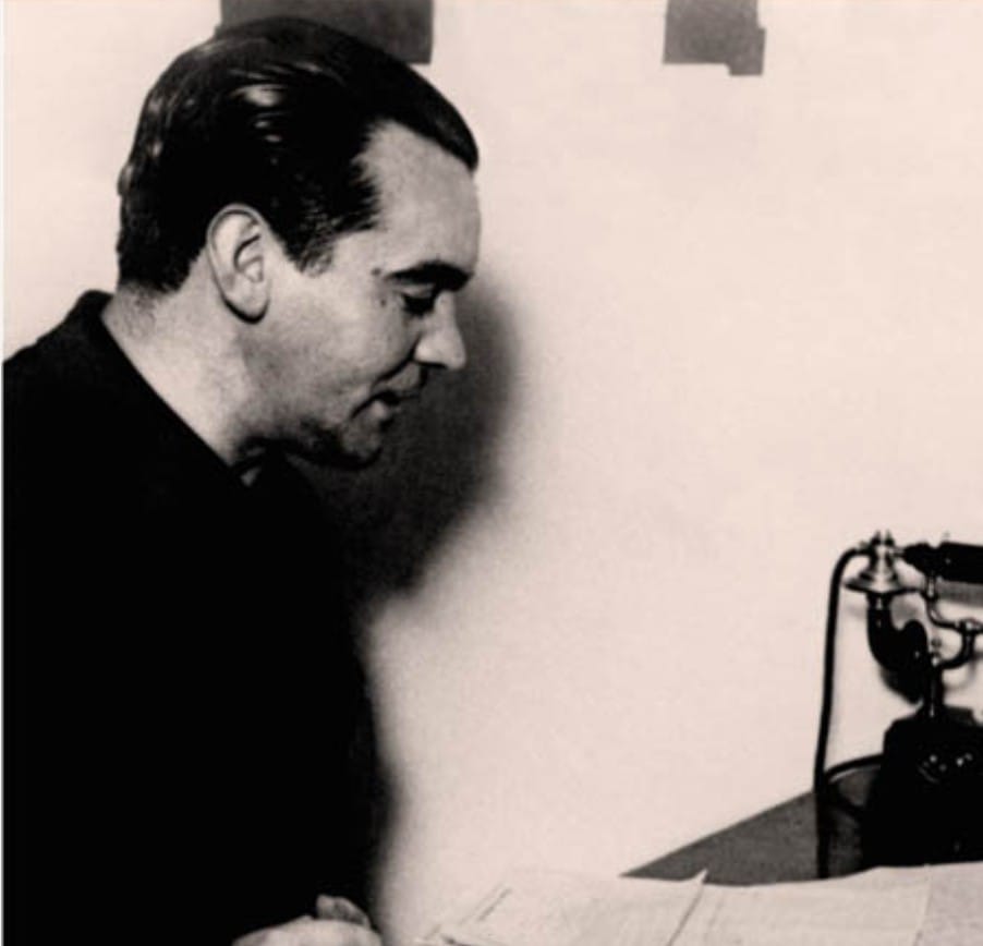 “Campos Castigados”: un altar para Federico 2 Belén Rouco, “Pasajera Eterna”, convierte su vínculo con la danza española en un altar de palabras para Federico García Lorca. Campos Castigados es elegía y resistencia: memoria viva, libros con “gotas rojas” y un corazón que devuelve a Federico al presente.
