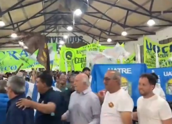 Gremios “peronistas” en contramano: apoyan al gobierno radical que presume superávit con salarios bajo la línea de pobreza 3 WhatsApp Image 2025 10 22 at 15.20.22