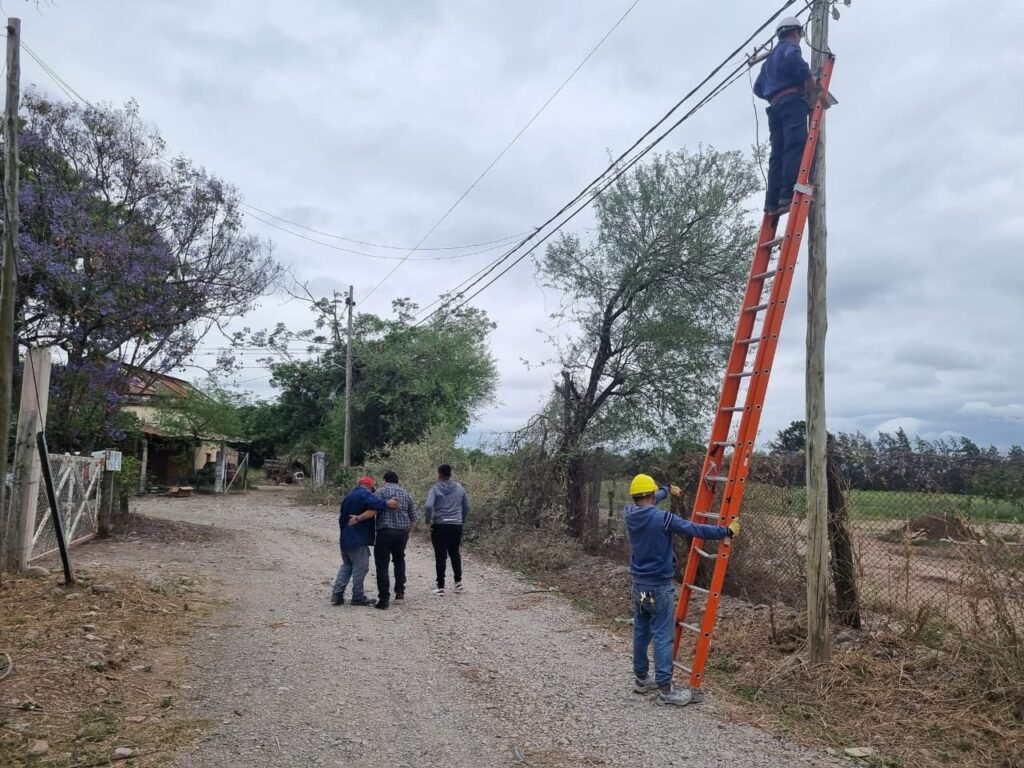 Monterrico enciende su futuro: Moreira lleva el alumbrado público a las rutas 44 y 58 y cumple con los tabacaleros 3 WhatsApp Image 2025 11 16 at 10.21.16