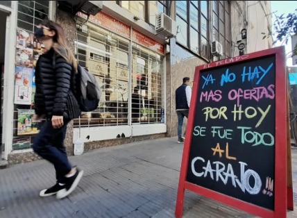 Trabajar y seguir siendo pobre: cómo el ajuste convirtió el salario argentino en un castigo diario